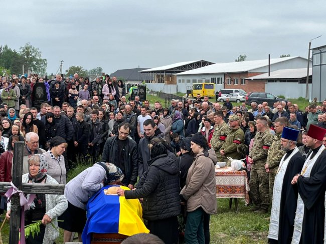 Рано втратив батьків: на Волині попрощалися із загиблим 36-річним Героєм Романом Абрамчуком