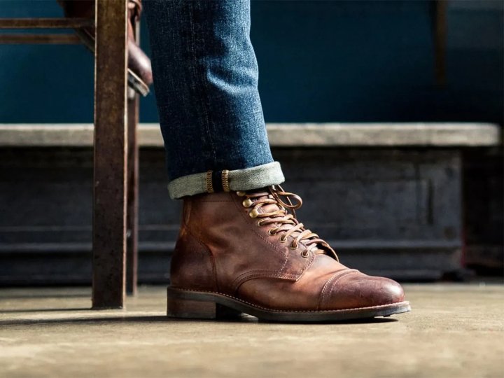 Вуличний шарм: як поєднувати черевики з денімом, костюмами та пуховиками