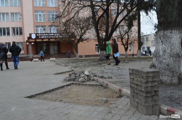 Луцький Автомайдан відновить бруківку біля міліції. ФОТО