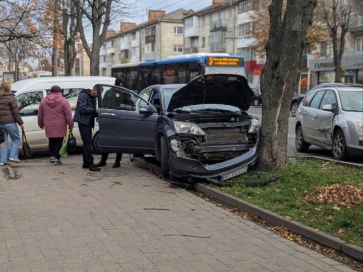 Аварія у  Луцьку: на Перемоги водій автівки в'їхав  у дерево