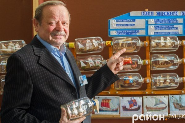Мініатюрні шедеври: волинянин 40 років майструє кораблики у пляшках
