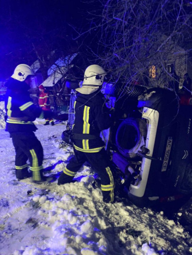 Аварія на Волині: перекинулося авто, водія деблокували рятувальники