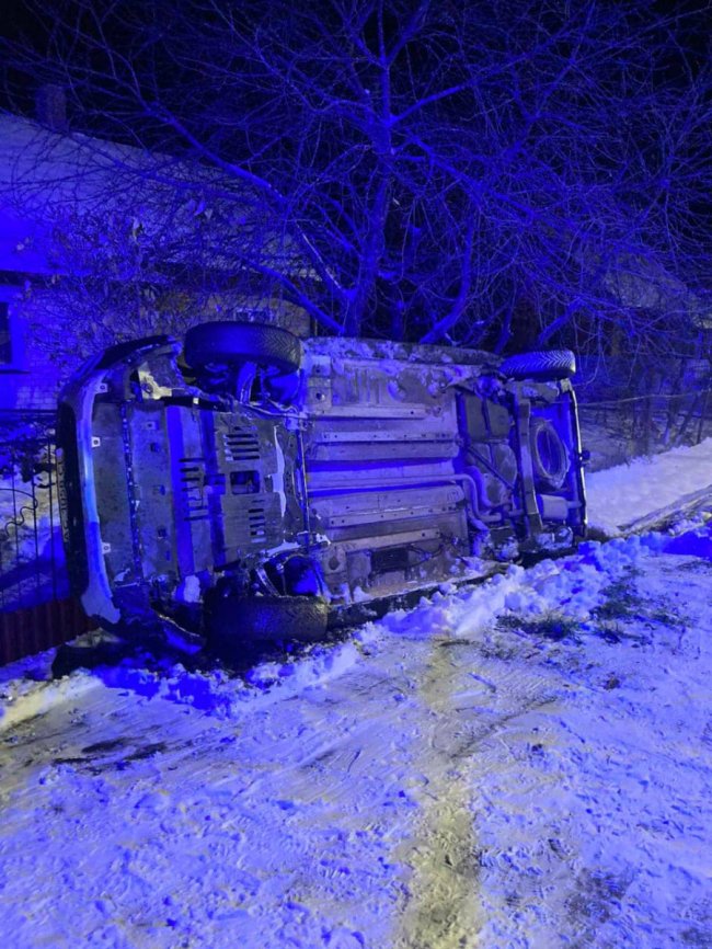 Аварія на Волині: перекинулося авто, водія деблокували рятувальники