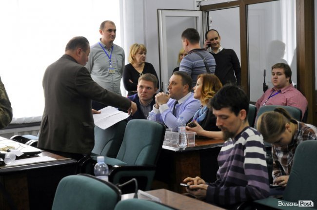 Григорій Пустовіт про щось радиться з Олександром Рачоквим