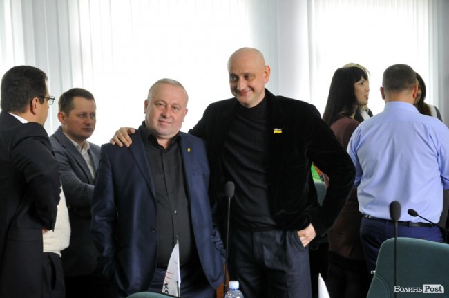 Євген Ткачук позує, обіймаючи Миколу Романюка з Свободи