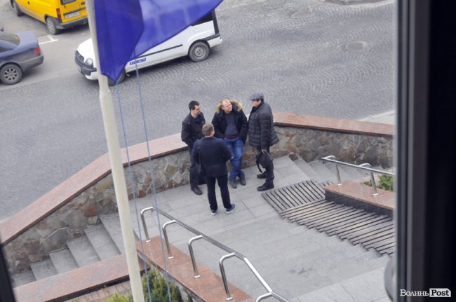 Учасники Національного корпусу говорять з керівником Варти порядку Олександром Тиводаром