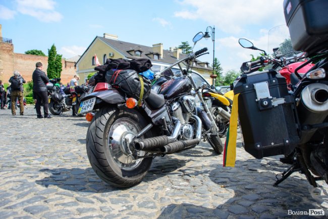 Леді на мотоциклах: у Луцьк приїхали байкерки з декількох країн. ФОТО