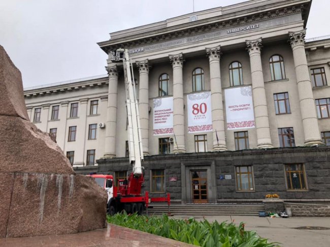 На головному корпусі ВНУ змінили вивіску. ФОТО 