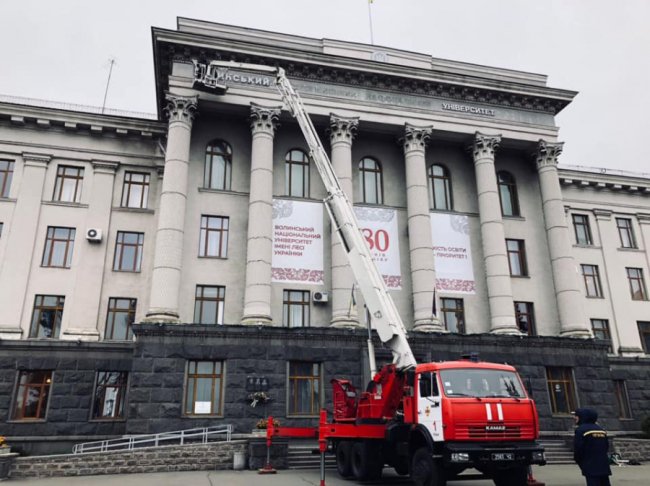 На головному корпусі ВНУ змінили вивіску. ФОТО 
