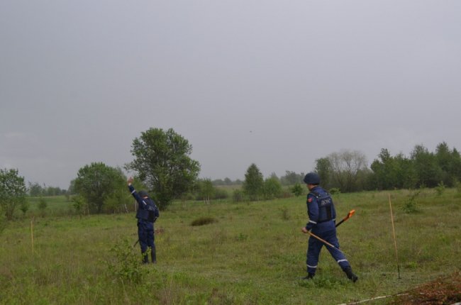 Волинські рятувальники «зачищають» село від боєприпасів часів війни. ФОТО