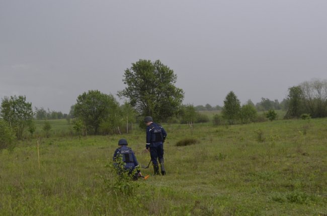 Волинські рятувальники «зачищають» село від боєприпасів часів війни. ФОТО