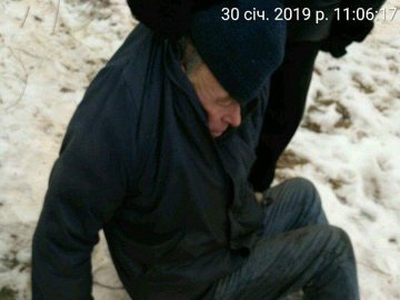 У Луцьку рятували п'яного чоловіка, який впав посеред вулиці