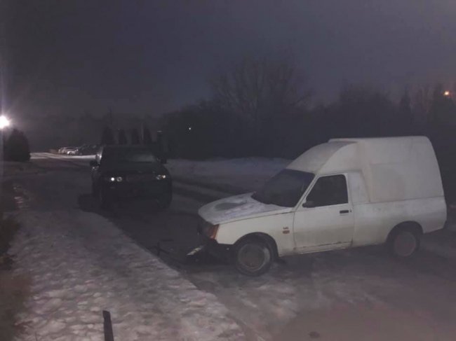 Занесло на дорозі: у Луцьку шукають водія, який протаранив дві припарковані автівки. ВІДЕО