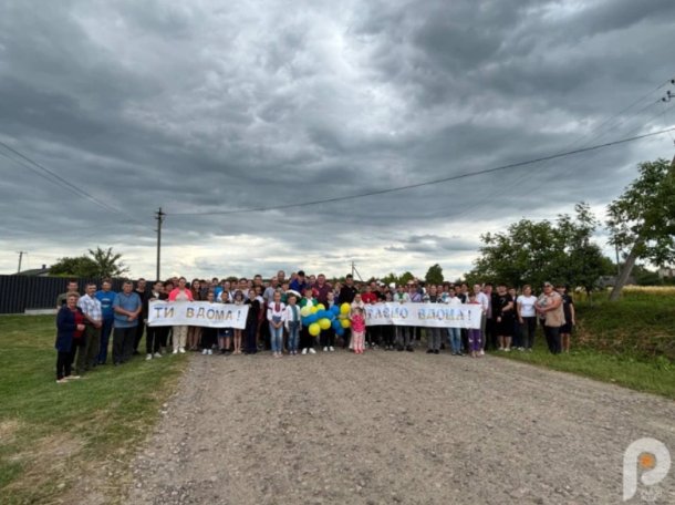 У рідному селі на Волині зустріли воїна, якого визволили з російського полону. ФОТО