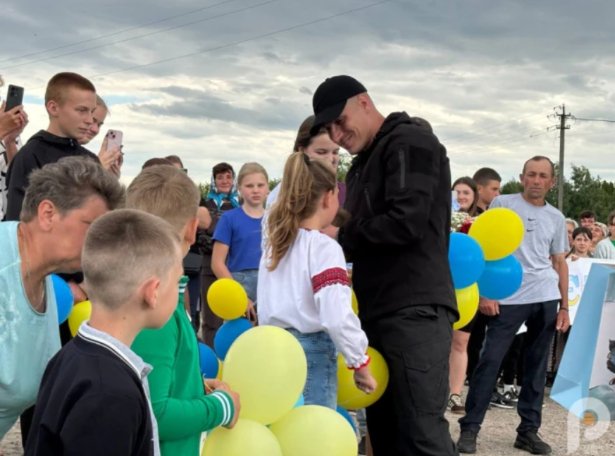 У рідному селі на Волині зустріли воїна, якого визволили з російського полону. ФОТО