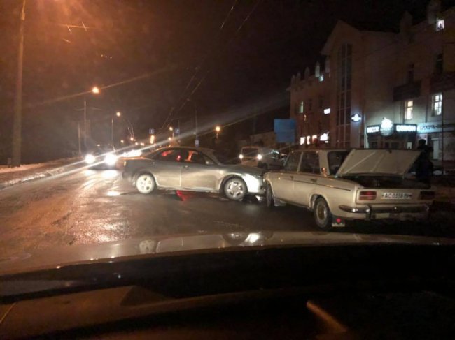 У Луцьку - вечірня аварія