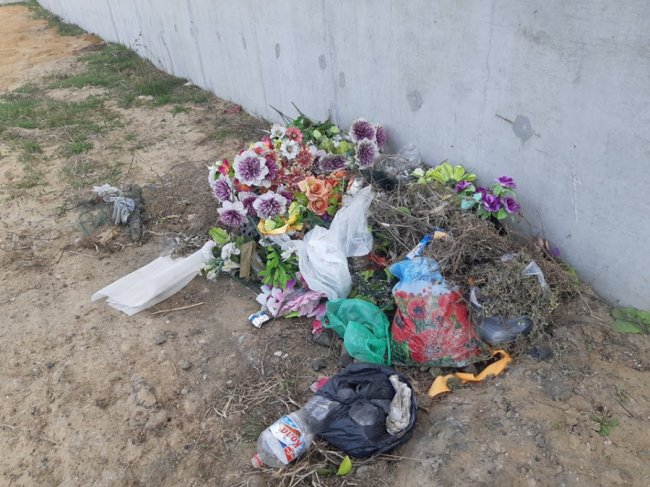 У місті на Волині люди закидали кладовище непотребом 