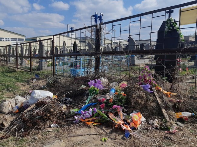 У місті на Волині люди закидали кладовище непотребом 