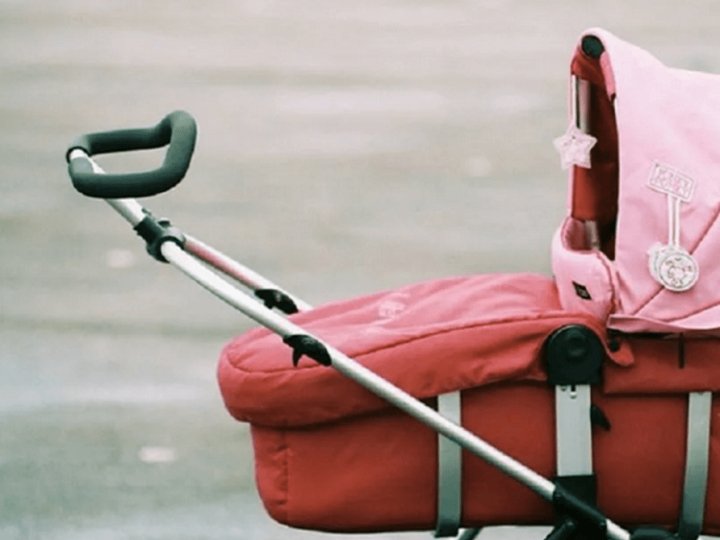 На Волині жінка цілий день пиячила і возила за собою дитину у візку: що відомо