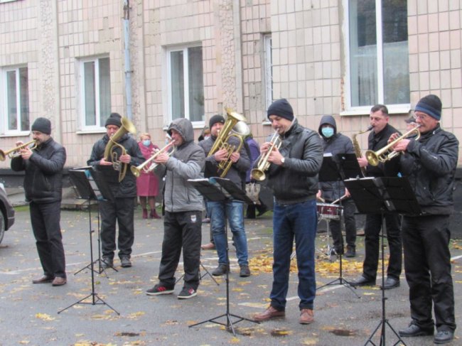 На Рівненщині оркестр зіграв під стінами лікарні, щоб підтримати медиків. ФОТО. ВІДЕО