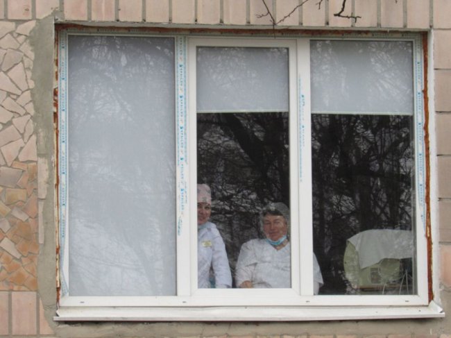 На Рівненщині оркестр зіграв під стінами лікарні, щоб підтримати медиків. ФОТО. ВІДЕО