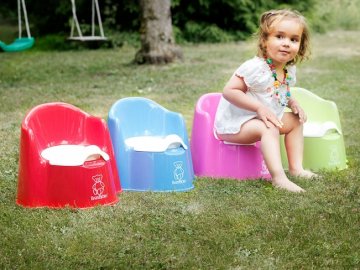 «Піднімає плаття і сідає «по-великому»: у Луцьку діти справляють нужду на майданчиках