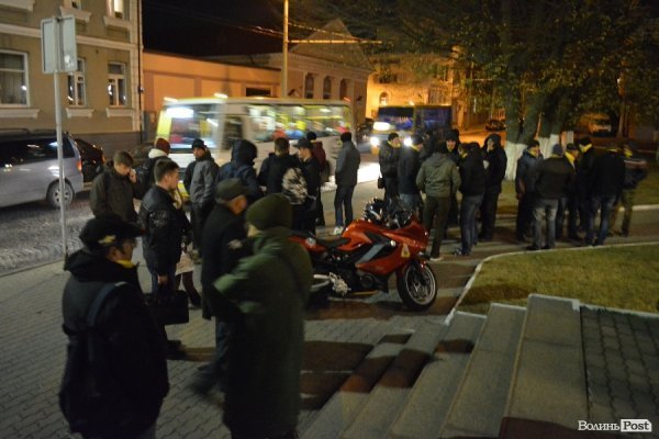 Самооборона під Луцькрадою чекає офіційних даних. ФОТО