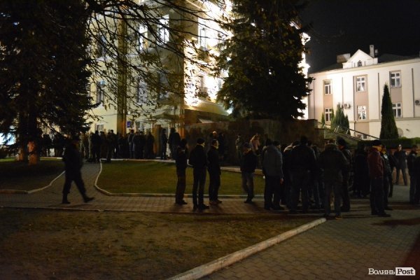 Самооборона під Луцькрадою чекає офіційних даних. ФОТО