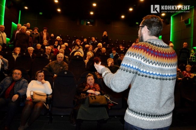 У Луцьку - аншлаг на кіносеансі для пенсіонерів. ФОТО