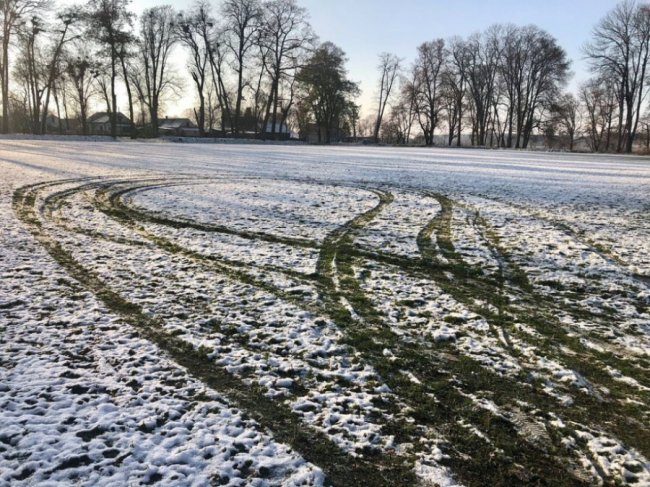 У селищі на Волині вандали пошкодили футбольне поле. ФОТО