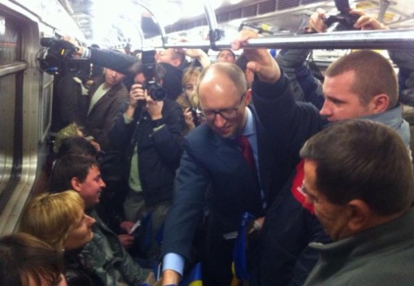 Як Яценюк і Луценко «каталися» в метро. ФОТО