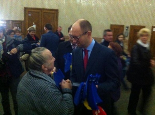 Як Яценюк і Луценко «каталися» в метро. ФОТО