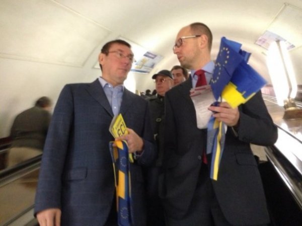 Як Яценюк і Луценко «каталися» в метро. ФОТО