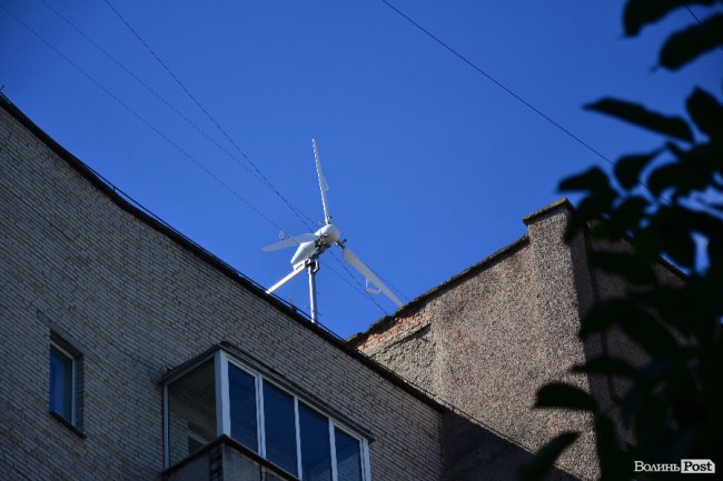 Якщо не демонтує, то можу сама його зіпхнути з будинку, - лучанка про вітряк на багатоповерхівці