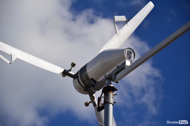 Якщо не демонтує, то можу сама його зіпхнути з будинку, - лучанка про вітряк на багатоповерхівці