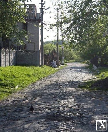 Дуже маленький шматочок з подібною бруківкою зберігся і на Кафедральній біля будинку, де жила родина Косачів. Якщо уважно придивитися до цього відтинку, то видно, що певна площа замощена бруківкою більшого розміру.