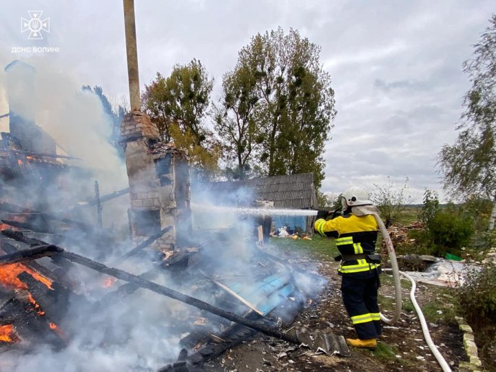 На Волині через несправну піч згорів будинок. ФОТО