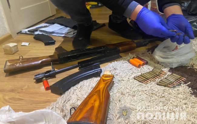 Під час обшуку у волинянина знайшли зброю, боєприпаси, наркотики та бурштин