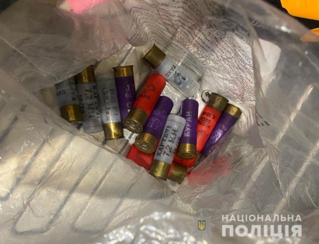 Під час обшуку у волинянина знайшли зброю, боєприпаси, наркотики та бурштин