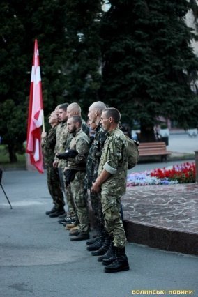 Лучани провели добровольців на війну. ФОТО