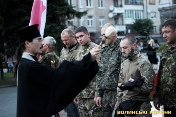 Лучани провели добровольців на війну. ФОТО