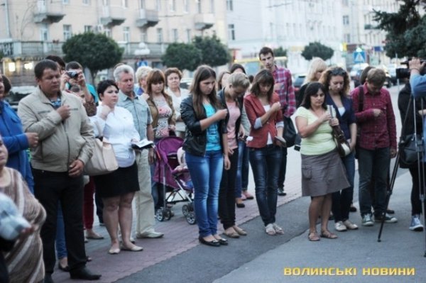 Лучани провели добровольців на війну. ФОТО