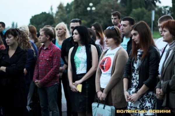 Лучани провели добровольців на війну. ФОТО