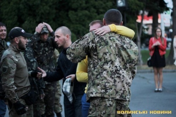 Лучани провели добровольців на війну. ФОТО
