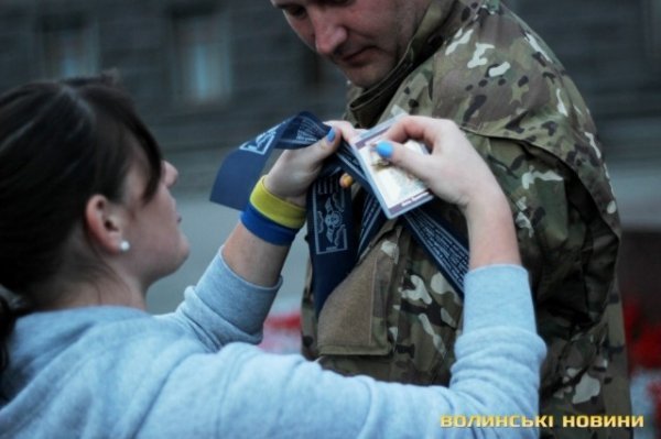 Лучани провели добровольців на війну. ФОТО