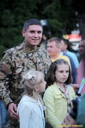 Лучани провели добровольців на війну. ФОТО