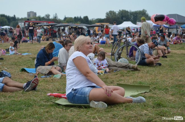 Не молоддю єдиною: як на «Бандерштаті» відпочивають «поважні» фестивальники. ФОТО 