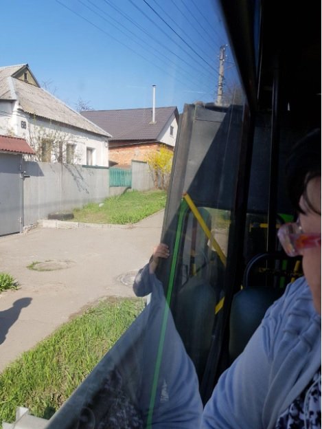 У маршрутці під час руху відвалилися двері. ФОТО