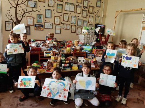 Волинські школярі відправили у зону ООС вітальні листівки. ФОТО