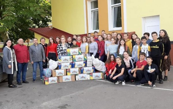 Волинські школярі відправили у зону ООС вітальні листівки. ФОТО